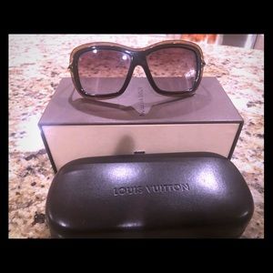 Louis Vuitton Authentic Women’s Poppy Sunglasses